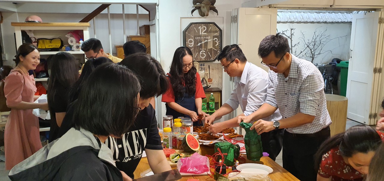 tất niên 3