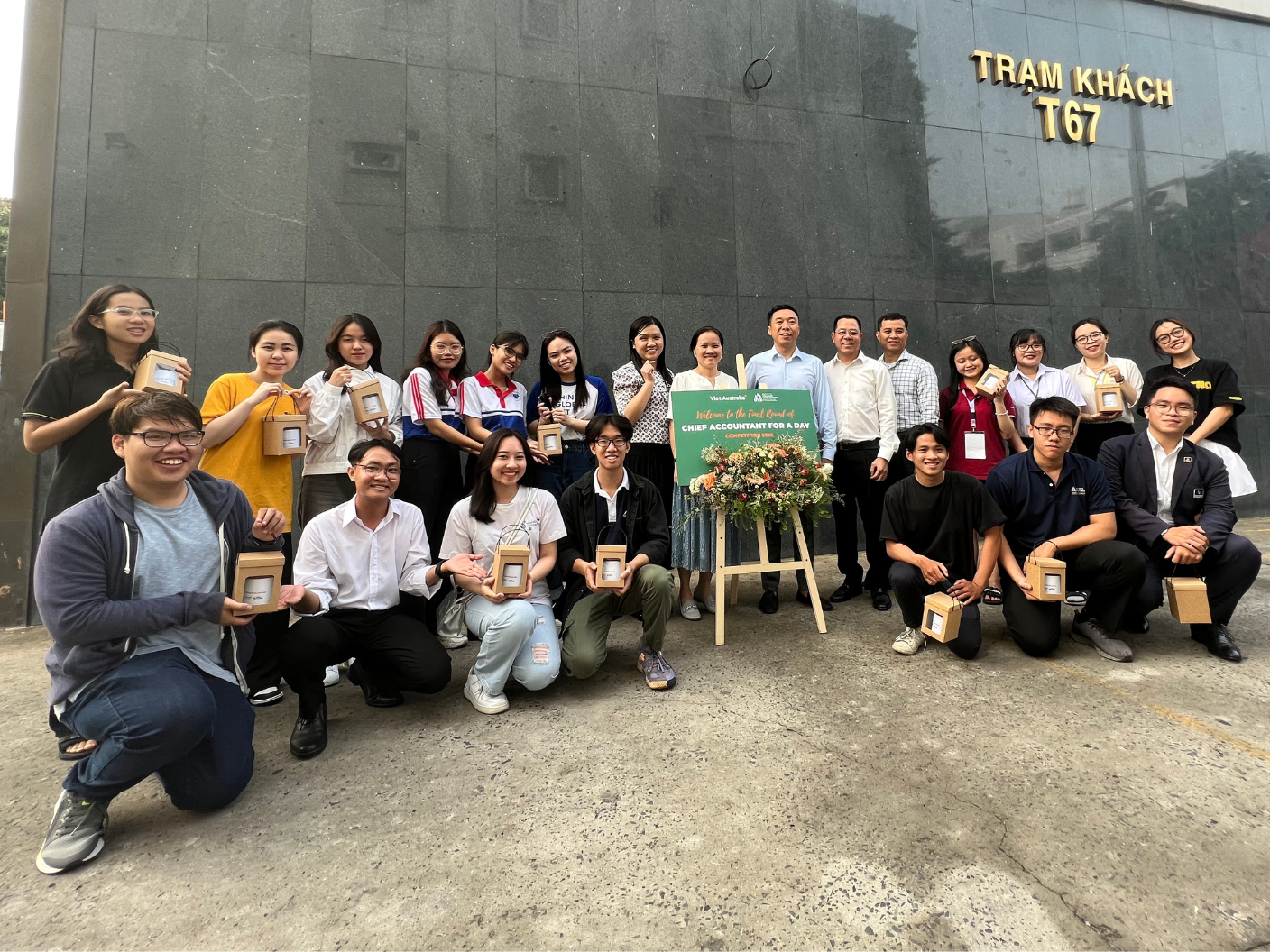 Sinh Viên Giao Lưu Và Tham Quan Văn Phòng Việt Úc